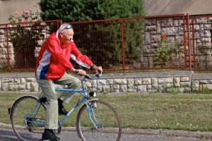 äldre herre på en cykel 